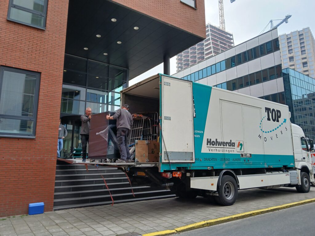 Verhuiswagen van Holwerda Top Movers bij een verhuizing in Almere