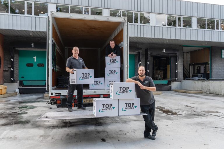 Verhuizers van Holwerda Top Movers laden dozen in verhuiswagen voor studentverhuizing in Almere, Lelystad of Amersfoort