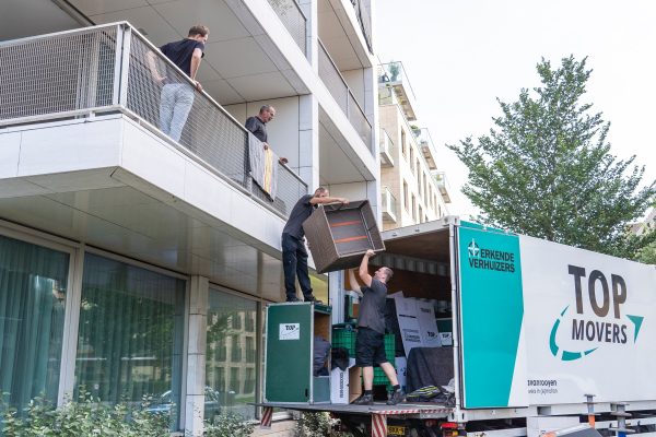 Verhuizer van Holwerda Top Movers aan het werk tijdens een verhuizing in Almere